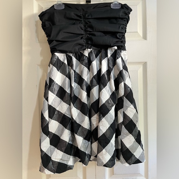 Le Château Black/White Pleated Checkered dress in Size Large - Picture 3 of 4